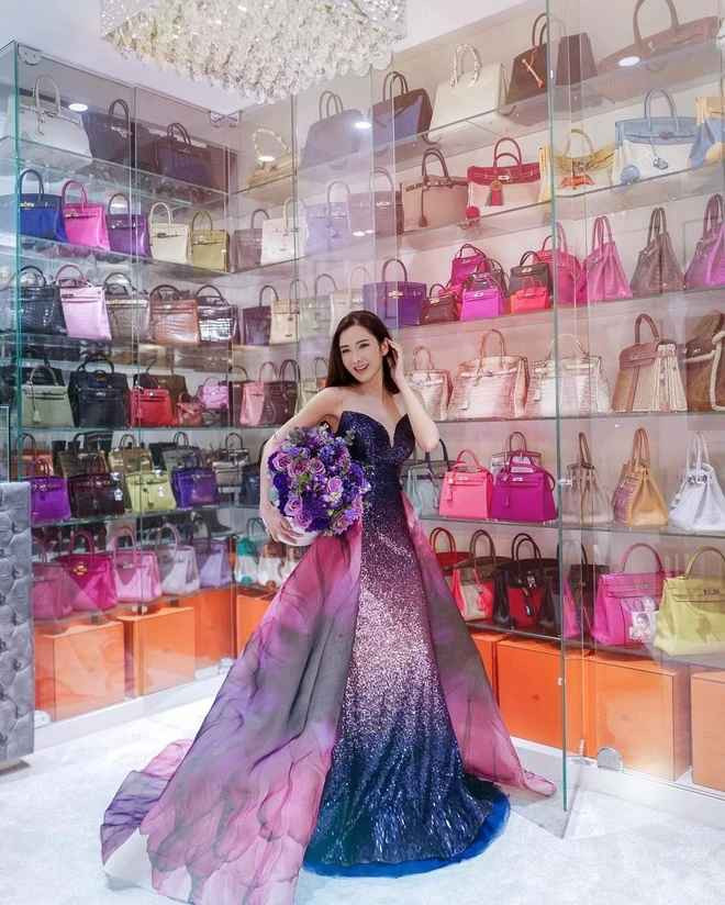 Để làm hình ảnh cho mình, Jamie Chua thuê 2 trợ lý toàn thời gian, hai người sẽ theo suốt những chuyến du lịch của cô để chụp ảnh, chỉnh sửa cẩn thận trước khi đăng.