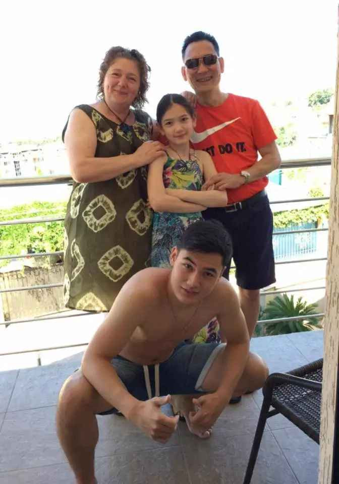 Điển hình mới nhất, khi mẹ ruột đón tuổi mới, Văn Lâm đã đăng ảnh phụ huynh kèm theo lời nhắn nhủ: "Chúc mừng sinh nhật mẹ", kèm theo hình trái tim đỏ chót.