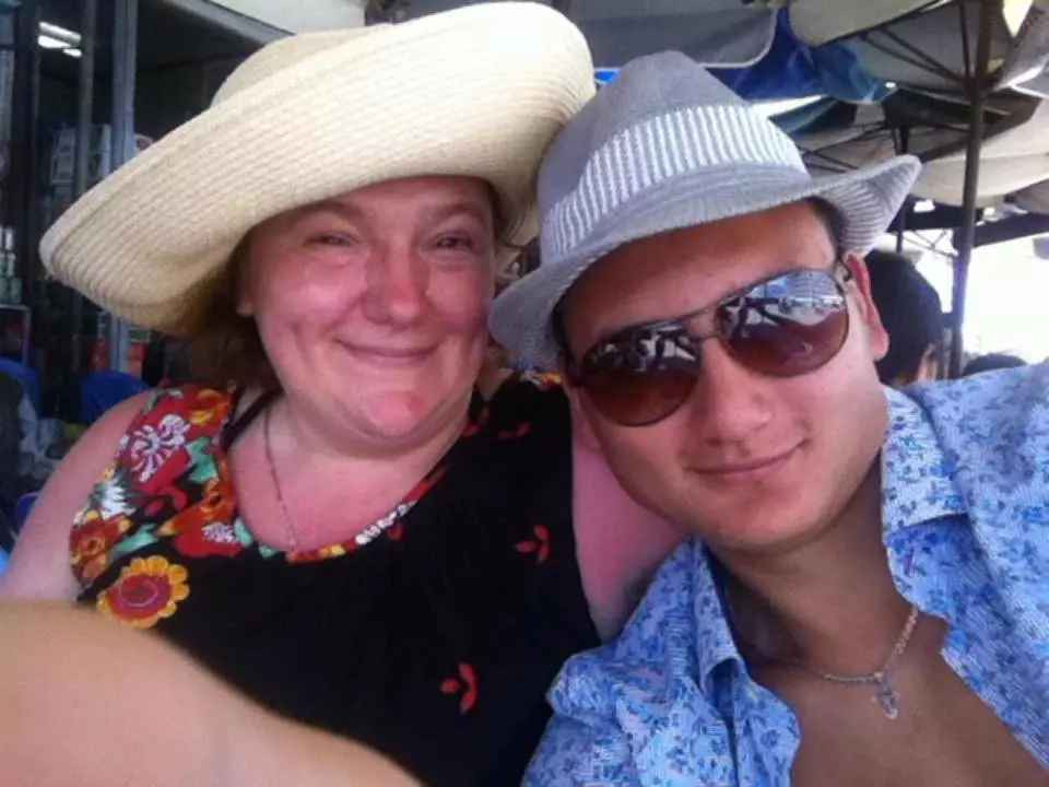 Khoảnh khắc ghi lại, mẹ Văn Lâm ăn mặc giản dị, phía bên cạnh là một lọ hoa và một chiếc bánh kem. Bà nở nụ cười hiền hậu hướng về phía ống kính máy ảnh.