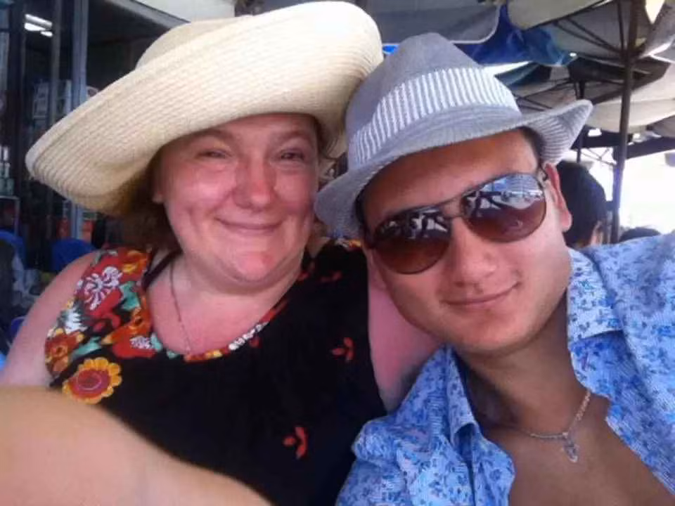 Khoảnh khắc ghi lại, mẹ Văn Lâm ăn mặc giản dị, phía bên cạnh là một lọ hoa và một chiếc bánh kem. Bà nở nụ cười hiền hậu hướng về phía ống kính máy ảnh.