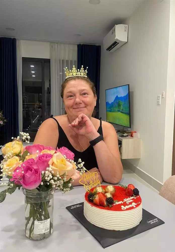 Ngay khi con trai đặt chân về nước, cả gia đình thủ môn Đặng Văn Lâm cũng lặn lội từ Nga về Việt Nam. Họ đang sống tại khu chung cư cao cấp của chàng thủ môn tại Sài Gòn.