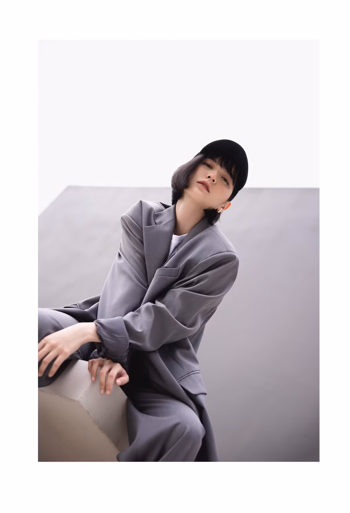 Phải công nhận rằng Hải Tú có vẻ ngoài rất trong trẻo với gương mặt cân đối và nụ cười tươi tắn.