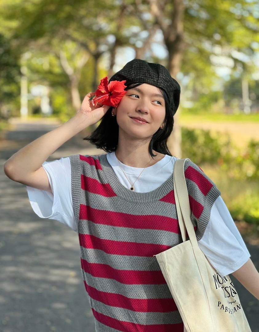 Việc trang điểm nhẹ nhàng và tạo dáng tự nhiên khiến Hải Tú tạo thiện cảm lớn đối với người xem.