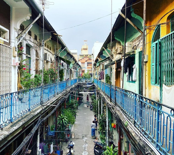 Sau khi được chia sẻ trên mạng xã hội, hàng trăm người đã kéo đến đây "sống ảo". Con hẻm vốn yên tĩnh bỗng trở nên ồn ào, nhiều khu vực còn bị xả rác vô tội vạ. Cuộc sống của cư dân bị đảo lộn, vấn đề an ninh khó kiểm soát, các em nhỏ mất chỗ vui chơi, người cao tuổi mệt mỏi, than phiền.