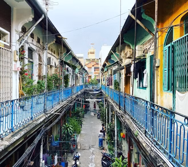 Sau khi được chia sẻ trên mạng xã hội, hàng trăm người đã kéo đến đây "sống ảo". Con hẻm vốn yên tĩnh bỗng trở nên ồn ào, nhiều khu vực còn bị xả rác vô tội vạ. Cuộc sống của cư dân bị đảo lộn, vấn đề an ninh khó kiểm soát, các em nhỏ mất chỗ vui chơi, người cao tuổi mệt mỏi, than phiền.