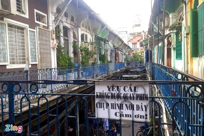 Thực tế, con đường hoa giấy trên không phải là nơi duy nhất bị cấm biển "hạn chế chụp ảnh". Chỉ 2 tháng trước đó, một điểm check-in nổi tiếng được mệnh danh "hẻm Hàn Quốc" (cư xá 139 Lý Chính Thắng, quận 3, TP.HCM) cũng đã phải thêm "cấm chụp hình" vào quy định. Ảnh: Zing