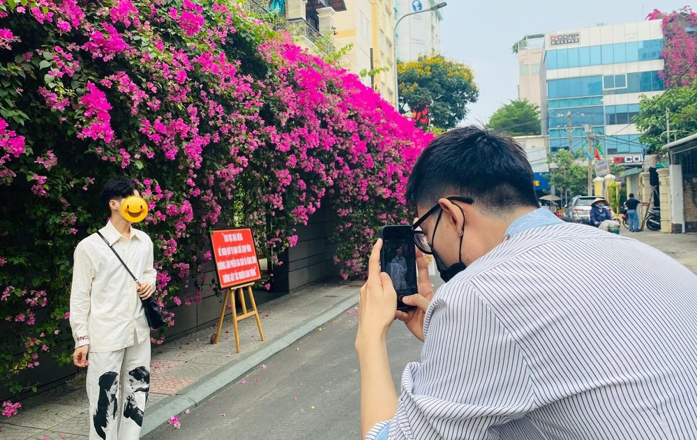 Tuy nhiên cũng vì quá đông bạn trẻ tới chụp ảnh check-in mà vô tình gây nên không ít phiền hà cho chủ nhà - nơi có giàn hoa giấy.