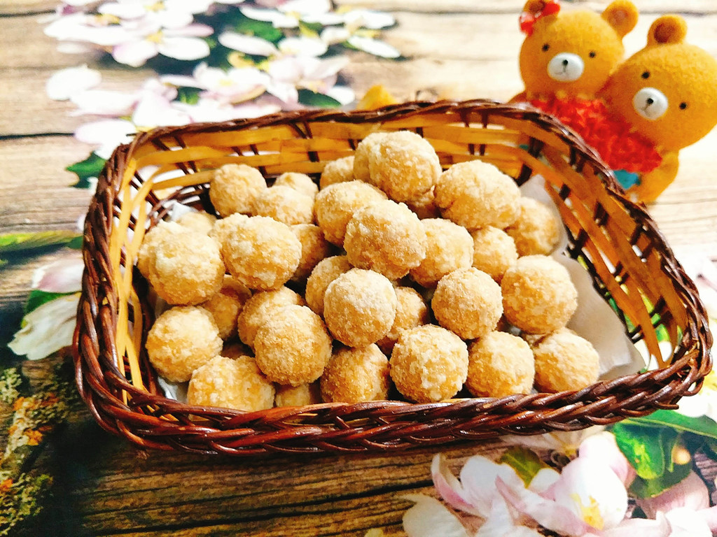 Nguyên liệu chính của bánh nhãn Hải Hậu gồm bột nếp, trứng gà và đường, được nặn thành viên nhỏ, chiên vàng rồi phủ một lớp đường ngọt thanh. Khi thưởng thức, bánh giòn rụm, thơm mùi nếp và trứng, mang lại cảm giác nhẹ nhàng, hấp dẫn.