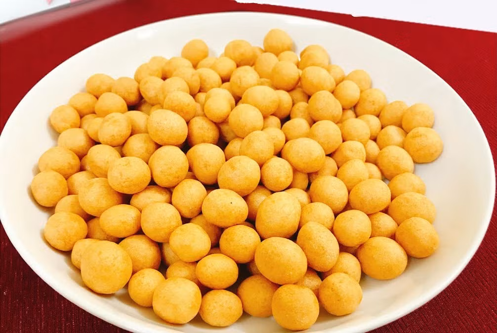 Bánh nhãn Hải Hậu là đặc sản truyền thống của vùng đất Nam Định, nổi tiếng với hương vị giòn tan và béo ngậy. Mặc dù tên là "bánh nhãn" nhưng bánh không chứa thành phần quả nhãn mà có hình tròn nhỏ, vàng óng như quả nhãn.