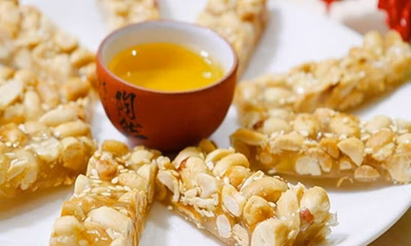 Kẹo Sìu Châu là đặc sản nổi tiếng của Nam Định, gắn liền với tuổi thơ của nhiều thế hệ. Loại kẹo này có màu nâu vàng, hình vuông nhỏ, bề mặt được phủ lớp bột trắng mịn đặc trưng.