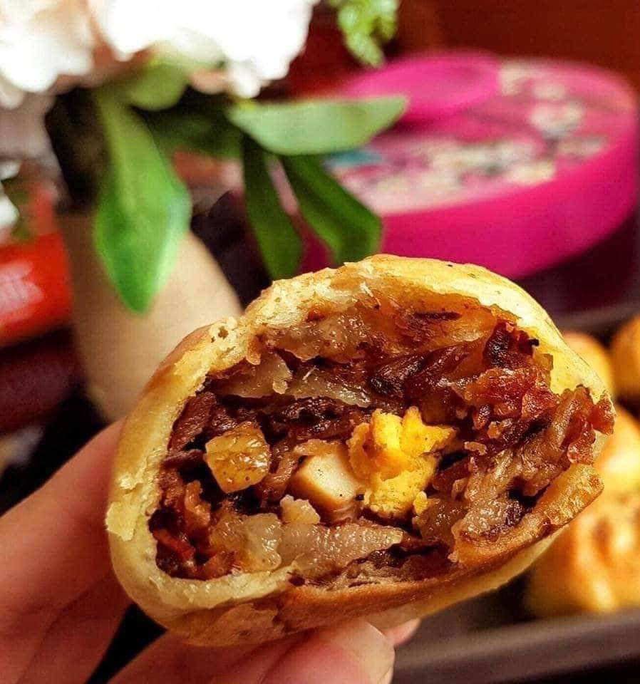 Bánh Xíu Páo là đặc sản nổi tiếng của Nam Định, mang hương vị hòa quyện giữa ẩm thực Trung Hoa và Việt Nam. Bánh có lớp vỏ ngoài vàng ươm, giòn xốp nhờ được nướng chín đều, làm từ bột mì trộn mỡ heo.