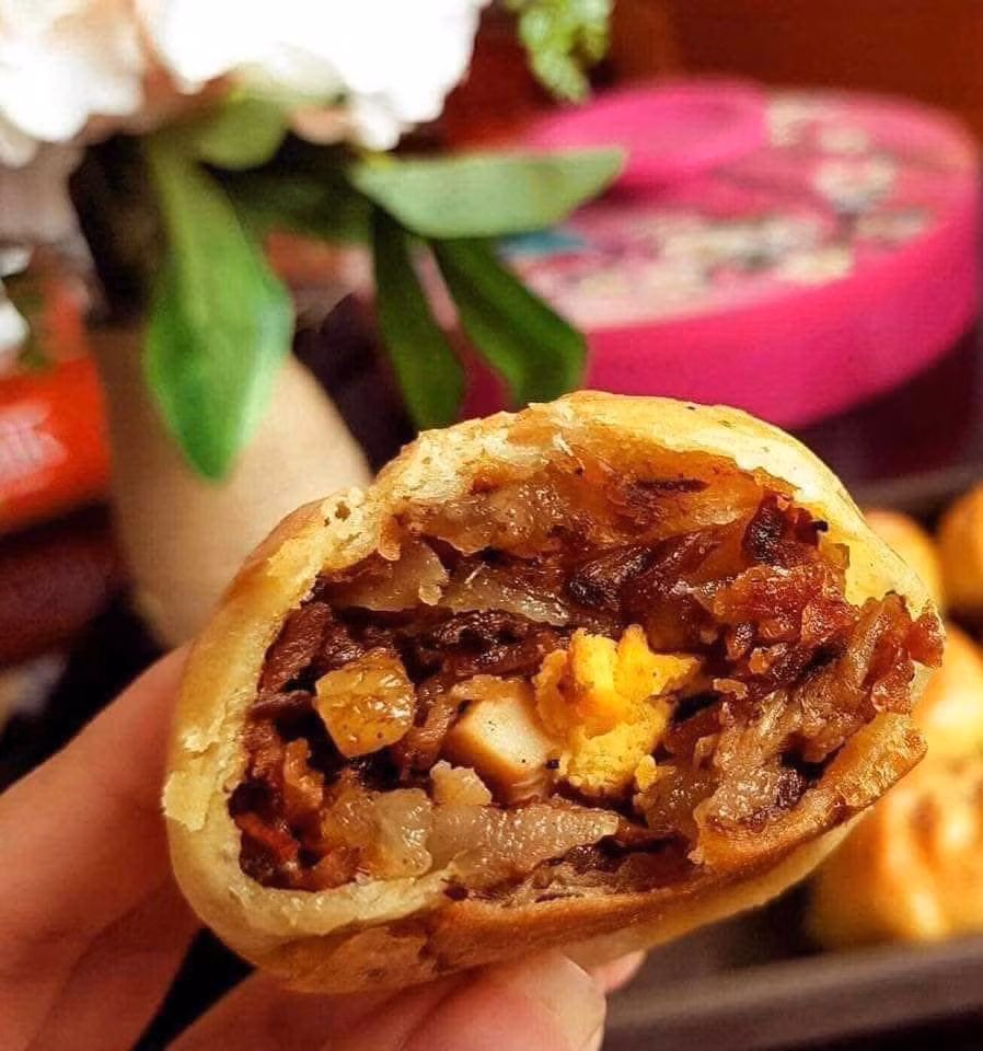 Bánh Xíu Páo là đặc sản nổi tiếng của Nam Định, mang hương vị hòa quyện giữa ẩm thực Trung Hoa và Việt Nam. Bánh có lớp vỏ ngoài vàng ươm, giòn xốp nhờ được nướng chín đều, làm từ bột mì trộn mỡ heo.