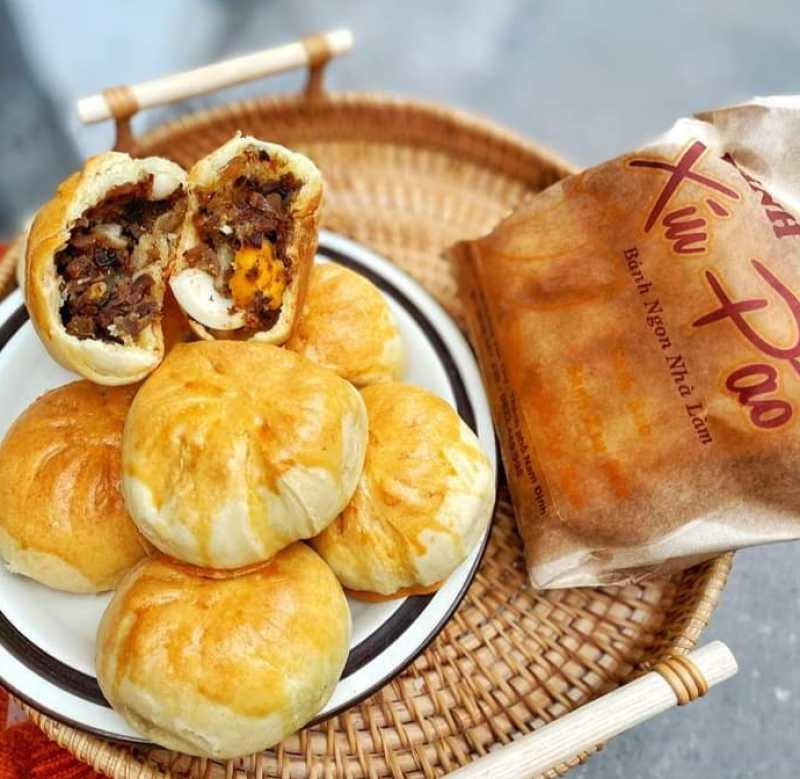 Bên trong bánh Xíu Páo là nhân thịt xá xíu thơm ngọt, trứng muối bùi béo, kết hợp cùng mộc nhĩ, hành phi và các loại gia vị đặc trưng. Khi thưởng thức, bánh xíu páo có vị đậm đà, vỏ giòn nhưng không khô, nhân mềm mịn và thơm ngậy.