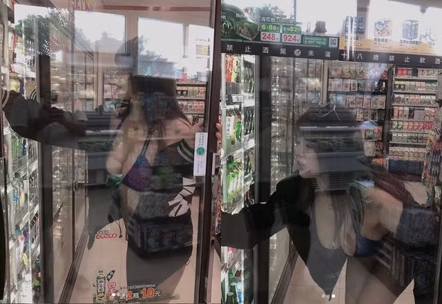 Thực tế, nhiều nơi trên thế giới, phong trào "my dress, my choice" đang được nhiều phụ nữ hưởng ứng nhiệt tình với tư tưởng: tôi có quyền lựa chọn trang phục mình muốn, miễn là điều đó không vi phạm quyền lợi của người khác. "Đã đến lúc gạt bỏ những quan niệm khuôn mẫu, rập khuôn về phụ nữ", một ý kiến cho hay.