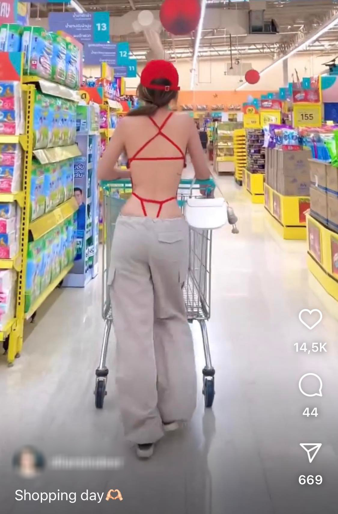 Đa phần các thiết kế mà nữ du học sinh Úc này lựa chọn đều có điểm nhấn là chi tiết đan dây ở phía sau lưng.