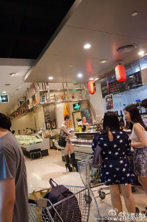 Ở Tây Ban Nha, đảo Mallorca và thành phố Barcelona đều cấm du khách mặc bikini ở những chỗ tập trung đông người, không phải là bãi biển.