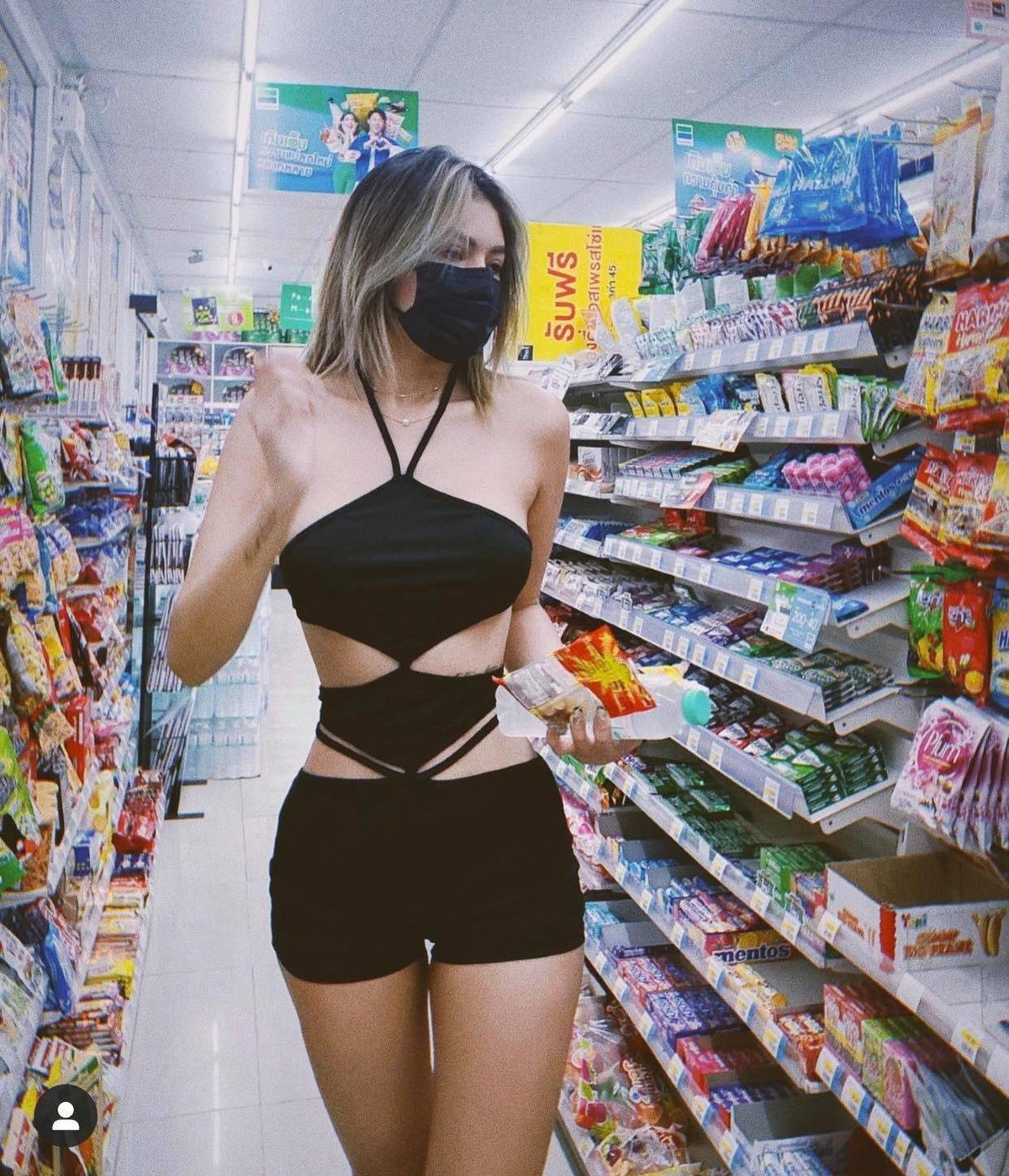 Thay vào đó, nữ du học sinh Úc nên diện bodysuit vì có kiểu dáng đơn giản hơn, chất vải co giãn tốt, dễ mặc, dễ phối theo nhiều phong cách khác nhau.