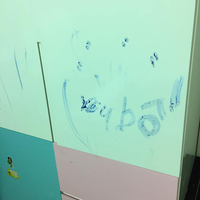 Người mẹ "bất lực" chỉ còn biết chụp ảnh và hỏi kinh nghiệm xử lý của dân mạng: "Có cách nào làm sạch mặt bàn và tường nhà dính mực không các anh chị ơi, chồng em sắp sang chấn tâm lý rồi ạ".