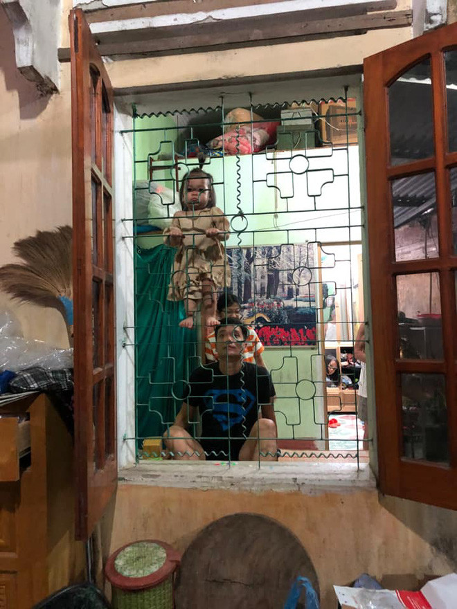 Có lẽ rất nhiều phụ huynh có cùng cảnh ngộ trông con ở nhà nghỉ hè sớm nên bài biết kèm những hình ảnh hài hước đó nhanh chóng có hàng chục nghìn like trong chưa đến 1 giờ.