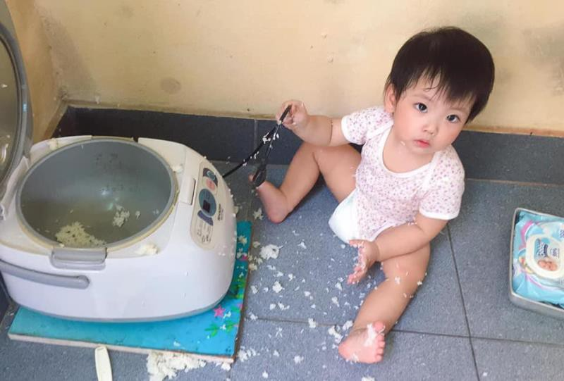 Nhìn thấy thông điệp chốt hạ "Yêu bố" thế kia, ai nấy đều khen cô con gái đáng yêu và quả là đã đưa bố vào thế khó. Để nguyên hiện trường thì điên tiết mà xử lý con vì viết thư cho mình thì cũng không đành.