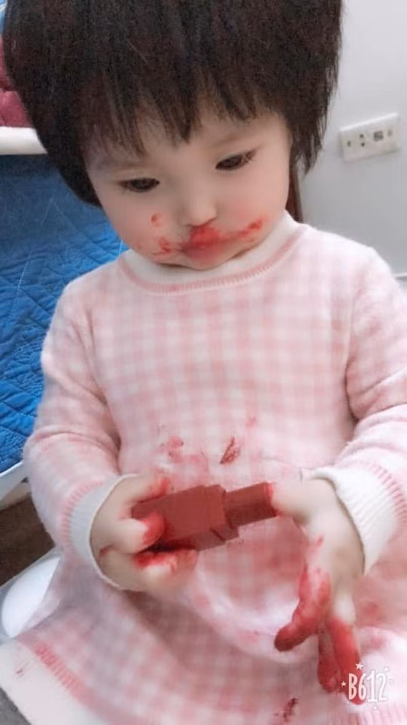 Xem đến ảnh cuối cùng Thúy Quỳnh đăng tải, thấy thông điệp trên tường con "gửi gắm", dân mạng hiểu luôn tại sao ông bố lại dịu dàng đến thế.