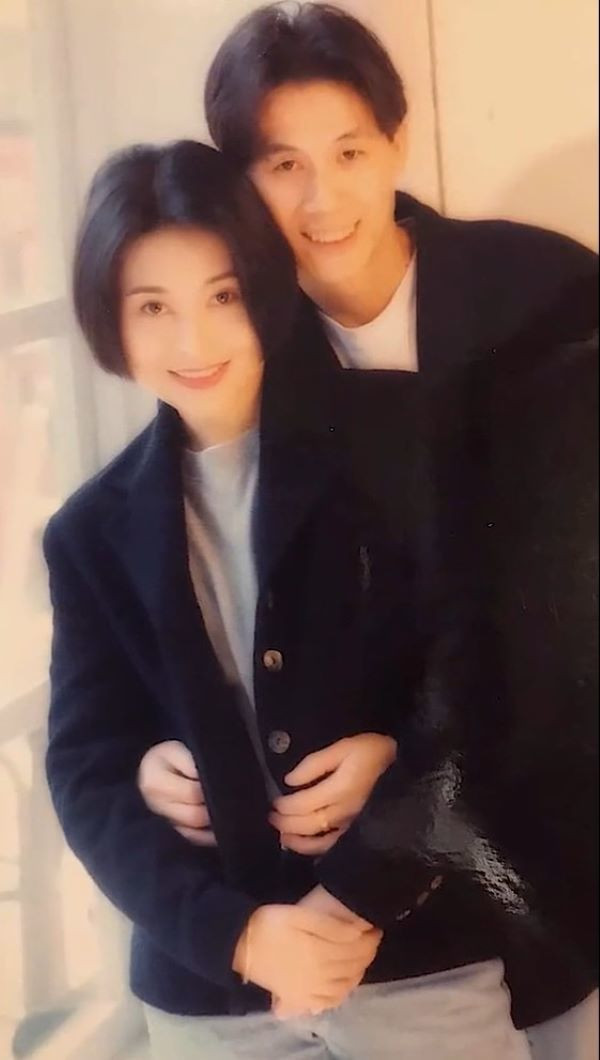 Chồng thì phong độ, lịch lãm, vợ đoan trang, tươi tắn tạo nên khung hình vô cùng lãng mạn khiến người xem không khỏi ngưỡng mộ.