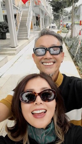 Còn về phía bà xã thì rất thời trang, gọn gàng và năng động, thần thái tự tin không kém chồng. Nhìn cô, không ít người nghĩ đến những mỹ nhân nổi tiếng trên màn ảnh Hongkong thời xưa.