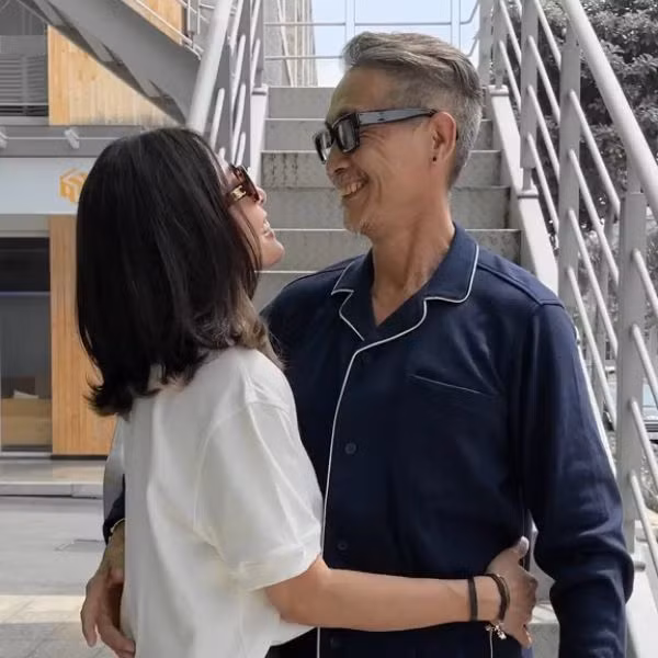 Năm 2019, do tình hình dịch bệnh phức tạp, việc di chuyển qua lại giữa các nước nên chú Tân quyết định cùng gia đình trở về Việt Nam. Cũng từ đây, chú bắt đầu bén duyên với công việc liên quan đến mảng thời trang và bắt đầu nổi "rần rần" trên mạng xã hội TikTok, trở thành thần tượng giới trẻ.