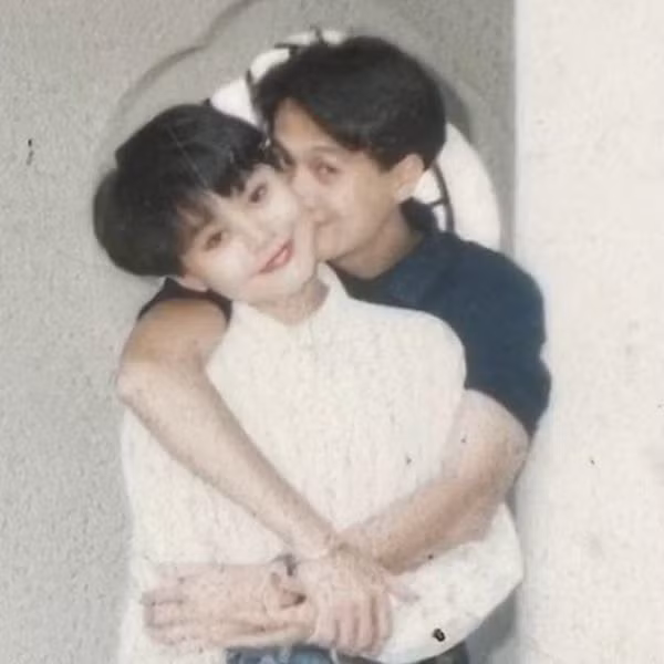 Không ai khác, "baby" mà chú Tân nhắc tới chính là người vợ của mình. Sau đó, cả hai đã cùng nhau quay clip TikTok, hai vợ chồng không ngại trao nhau những cử chỉ vô cùng ngọt ngào và thân mật, cái ôm, cái hôn thể hiện tình cảm.