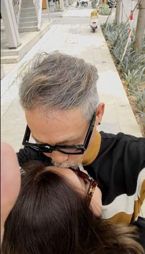 Trước đó, cũng không ít lần chú Tân đã khoe về người vợ trẻ của mình, có lần chú từng chia sẻ về những bức hình chụp từ năm xưa cùng với vợ. Nhìn qua những bức ảnh, có thể thấy từ thời trẻ cả hai vợ chồng đã rất đẹp đôi, càng có tuổi cả hai càng cho thấy mình là cặp đôi hoàn hảo dành cho nhau.