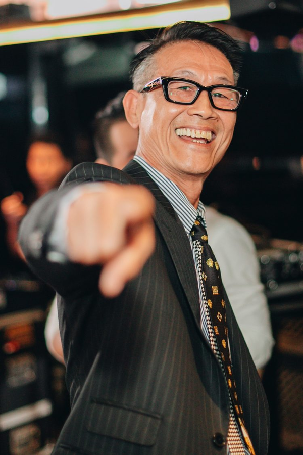 Nếu bạn là người đam mê thời trang, lại thường xuyên lướt mạng xã hội TikTok chắc hẳn bạn sẽ biết đến một người đàn ông lớn tuổi với phong cách cực kỳ trẻ trung, phong độ mang tên “ông chú Polo”.