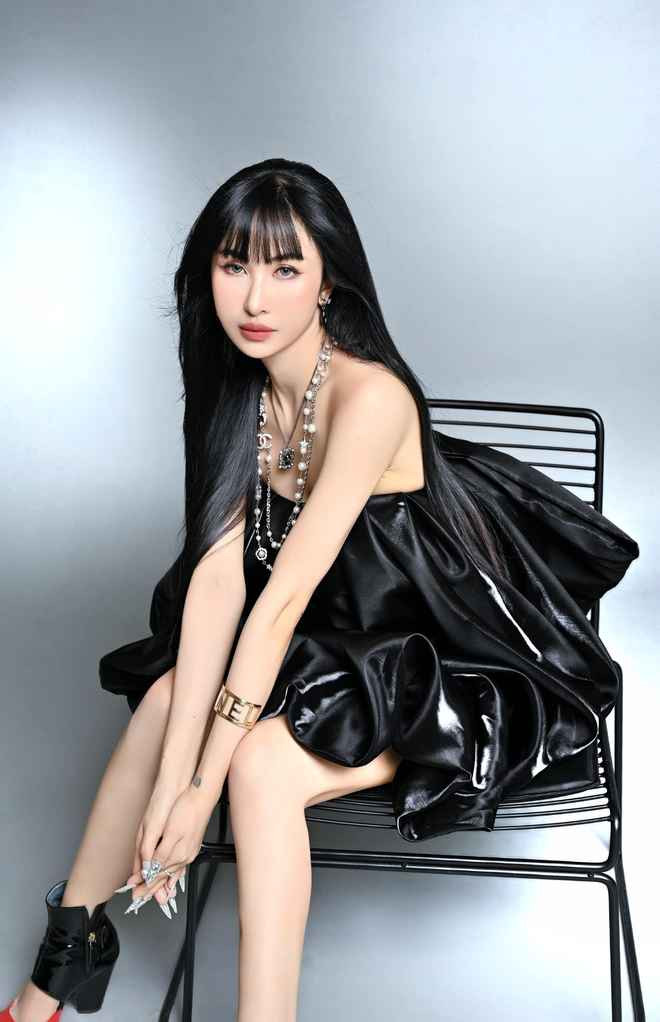 Thực tế, đại gia Minh Nhựa rất chịu khó chiều chuộng và tự nguyện làm phó nháy cho vợ. Anh cho biết mình chính là tác giả nhiều hình ảnh sống ảo của Mina.