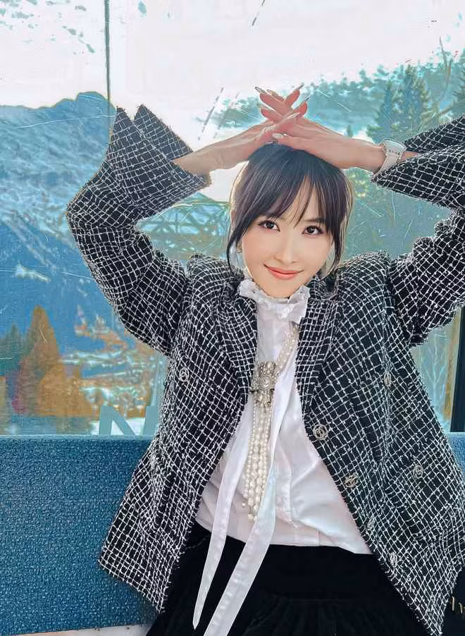 Trước màn "dìm hàng" nhẹ này, cư dân mạng để lại bình luận nửa đùa nửa thật với đại gia ngành nhựa, không biết anh còn ổn không sau khi đăng khoảnh khắc này lên MXH.