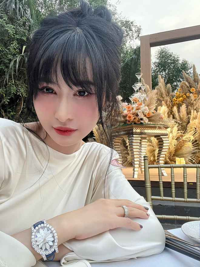 Trái với sự trau chuốt thường thấy, Mina Phạm qua ống kính của chồng lại cực kỳ giản dị. Cô mặc đồ đen toàn tập, lấy áo khoác đắp lên người để nằm ngủ.