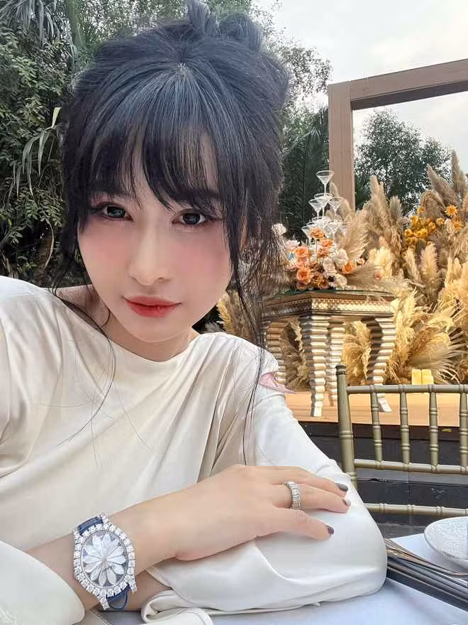 Trái với sự trau chuốt thường thấy, Mina Phạm qua ống kính của chồng lại cực kỳ giản dị. Cô mặc đồ đen toàn tập, lấy áo khoác đắp lên người để nằm ngủ.