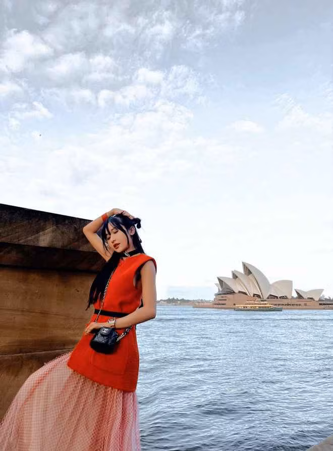 Vì áo che nửa mặt và có sự thay đổi như vậy nên nếu không nói thì không ai biết là vợ đại gia Minh Nhựa.