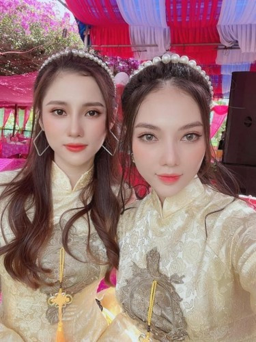 Ở phần bình luận bài đăng, rất nhiều người yêu mến vào gửi lời chúc hạnh phúc cho cặp đôi. Họ hy vọng sẽ được nhìn thấy nhóc tì đáng yêu của Jin và Xíu trong tương lai gần.