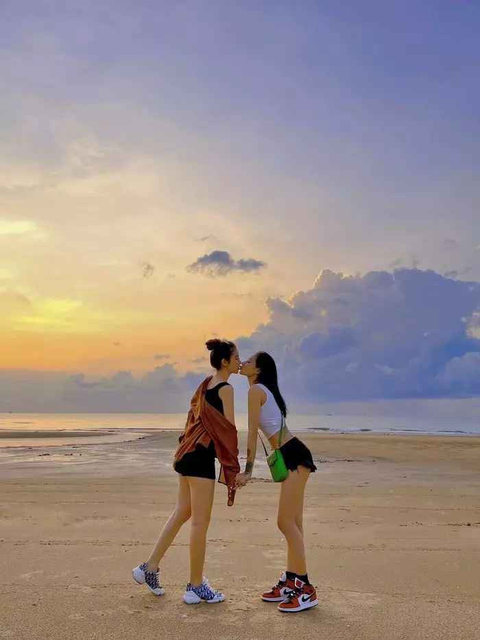 Trước khi gây sốt ở Người Ấy Là Ai, Anh Thư và Minh Minh khá nổi tiếng mạng xã hội. Trên trang cá nhân, cả 2 liên tục phát cẩu lương nhiệt tình.