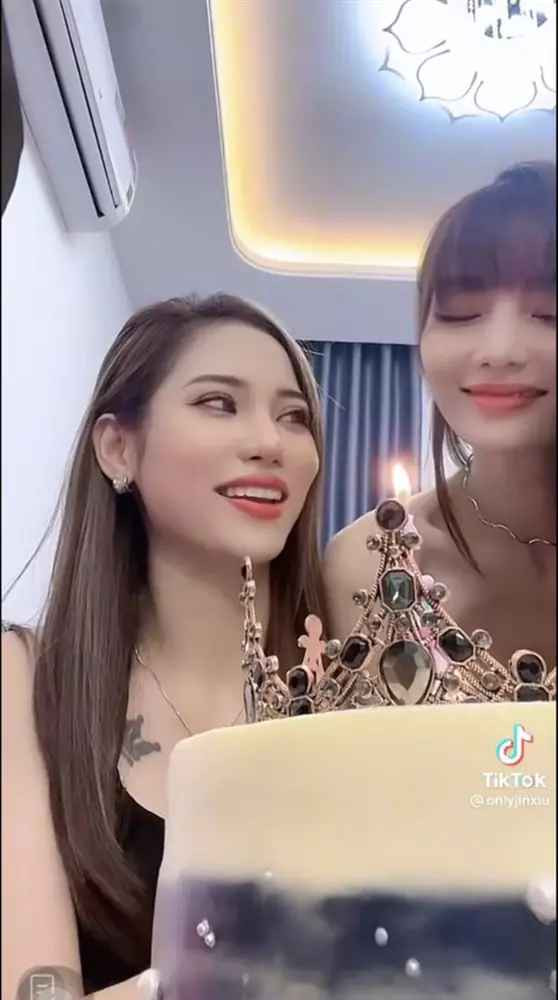 Bên cạnh việc chia sẻ về chuyện yêu đương, trong show hẹn hò cặp đôi đồng tính xinh đẹp trên còn gây nghẽn sóng khi trao gửi tình cảm ngọt lịm tim đến nửa kia.