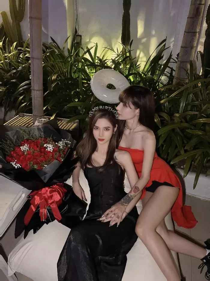 Ngoài ngoại hình xinh đẹp, chuyện tình yêu đẹp như mơ, họ còn gây bão sân khấu Người Ấy Là Ai tháng 8 vừa qua khi có màn tỏ tình đẹp như ngôn tình.