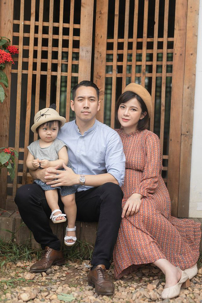 Phía dưới những bức hình của Tú Linh, dân tình cũng để lại nhiều lời khen cho nhan sắc của cô nàng. Đặc biệt là các fan của CLB MU, họ trông chờ "thánh nữ" của mình từng ngày, từng ngày.