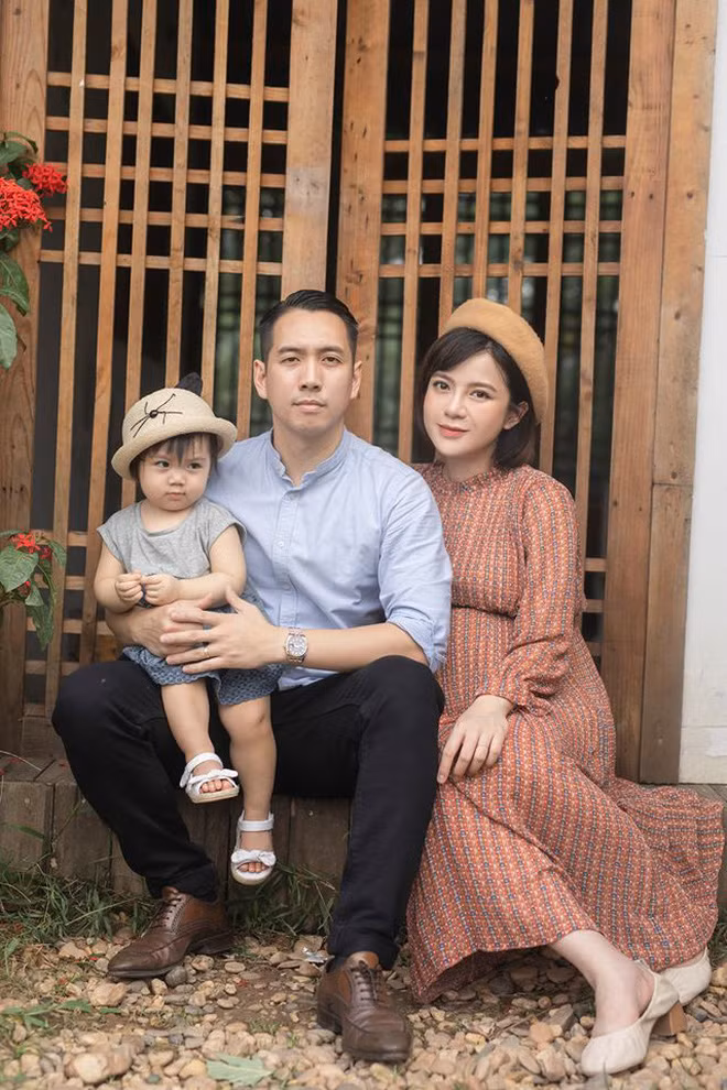 Phía dưới những bức hình của Tú Linh, dân tình cũng để lại nhiều lời khen cho nhan sắc của cô nàng. Đặc biệt là các fan của CLB MU, họ trông chờ "thánh nữ" của mình từng ngày, từng ngày.