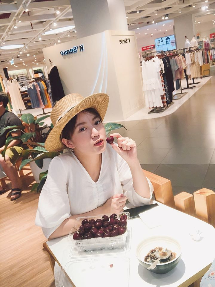 Trên trang cá nhân của mình, Tú Linh có dòng chia sẻ mới nhất: "Giờ này vẫn còn được lên báo. Về đích chưa thì em không chắc nhưng công tác sinh đẻ xin tạm dừng tại đây. Nghỉ ngơi chăm con và chiếm sóng K+".