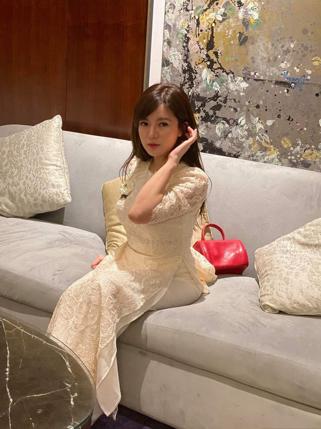 Cũng chính vì việc gia đình mà trong một thời gian dài, hot girl Tú Linh rất hiếm khi xuất hiện trên truyền thông với vai trò MC khiến khán giả mong ngóng ít nhiều.