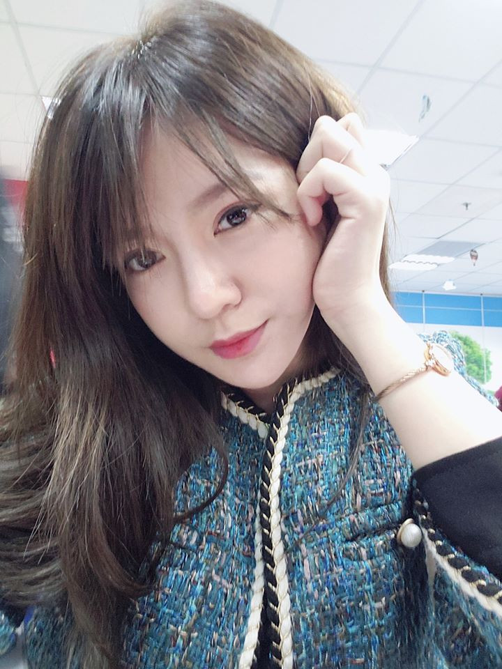 Bên cạnh đó, nhiều người thắc mắc vì cô nàng quay trở lại làm việc khá sớm khi mới sinh con trai thứ 2 hồi cuối tháng 10 năm ngoái.