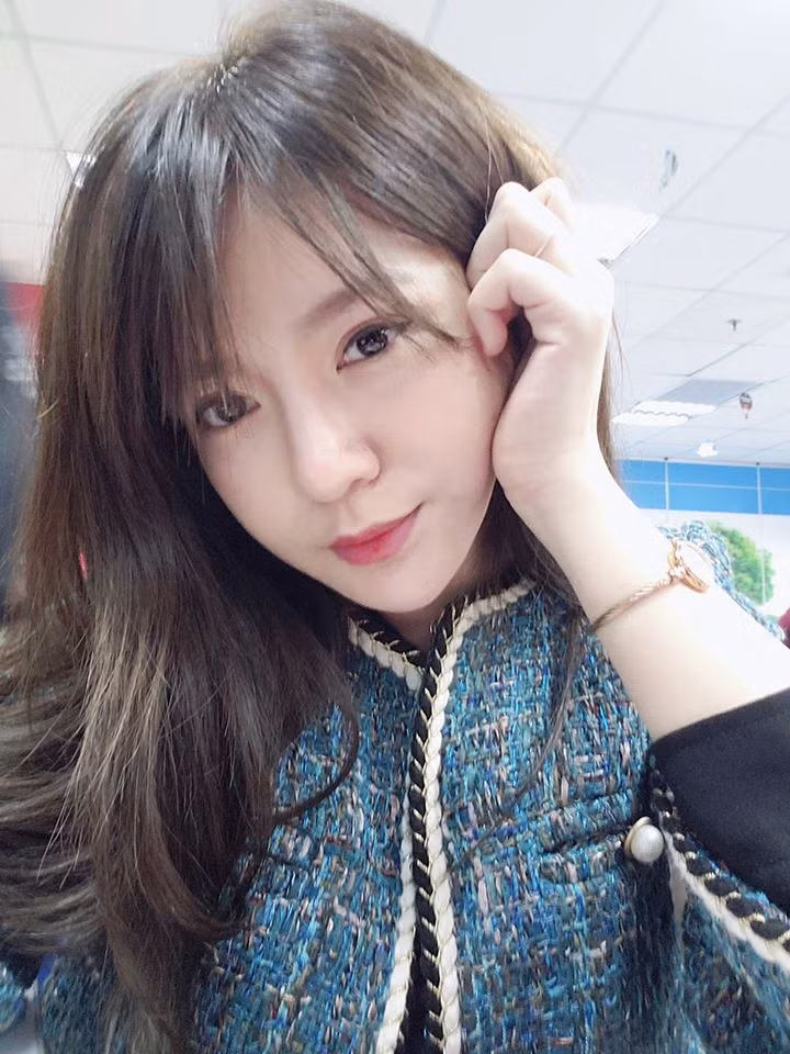 Bên cạnh đó, nhiều người thắc mắc vì cô nàng quay trở lại làm việc khá sớm khi mới sinh con trai thứ 2 hồi cuối tháng 10 năm ngoái.