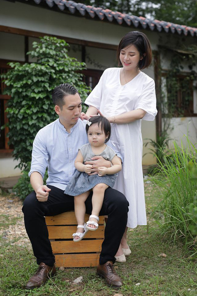 Điều đáng nói hơn cả là dường như việc sinh nở liên tục chẳng mảy may ảnh hưởng nhiều đến hot girl Tú Linh MU, trông cô nàng ngày càng xinh đẹp, nhuận sắc hơn.