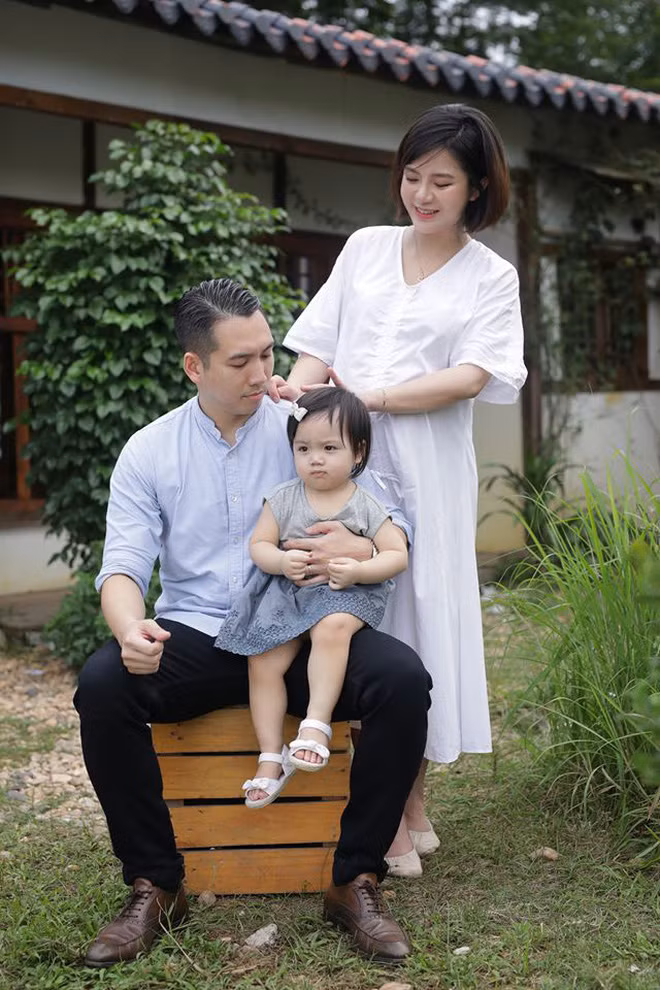 Điều đáng nói hơn cả là dường như việc sinh nở liên tục chẳng mảy may ảnh hưởng nhiều đến hot girl Tú Linh MU, trông cô nàng ngày càng xinh đẹp, nhuận sắc hơn.