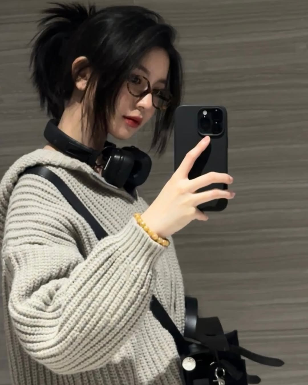 Suốt một thời gian dài, Bâu luôn chiếm spotlight trên các diễn đàn trai xinh gái đẹp bởi sở hữu khuôn mặt xinh đẹp "không góc chết" và vóc dáng cân đối, quyến rũ.