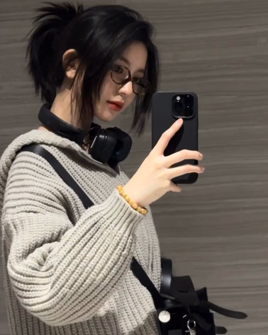 Suốt một thời gian dài, Bâu luôn chiếm spotlight trên các diễn đàn trai xinh gái đẹp bởi sở hữu khuôn mặt xinh đẹp "không góc chết" và vóc dáng cân đối, quyến rũ.